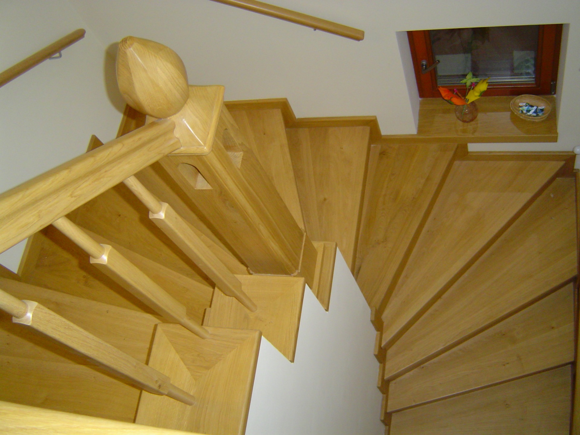 Dubový obklad betonu.