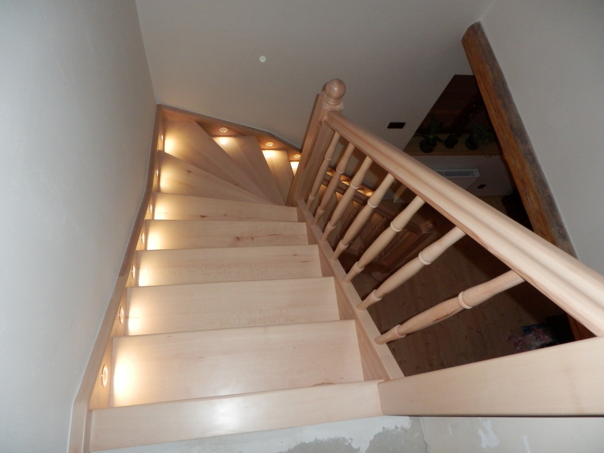 Bukové samonosné schodiště.