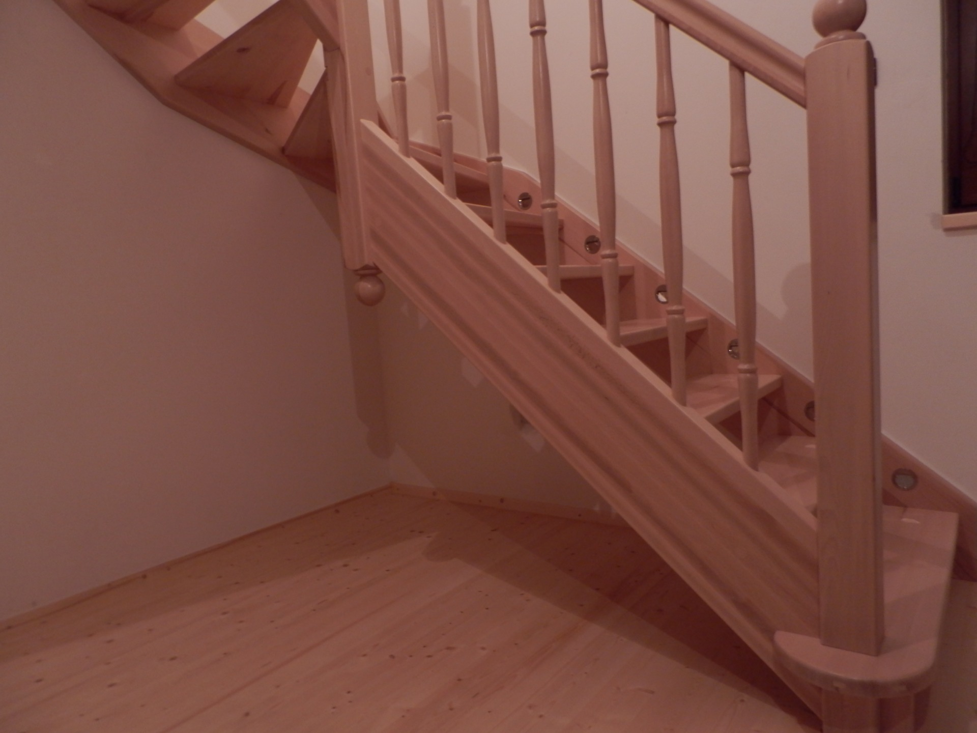 Bukové samonosné schodiště.