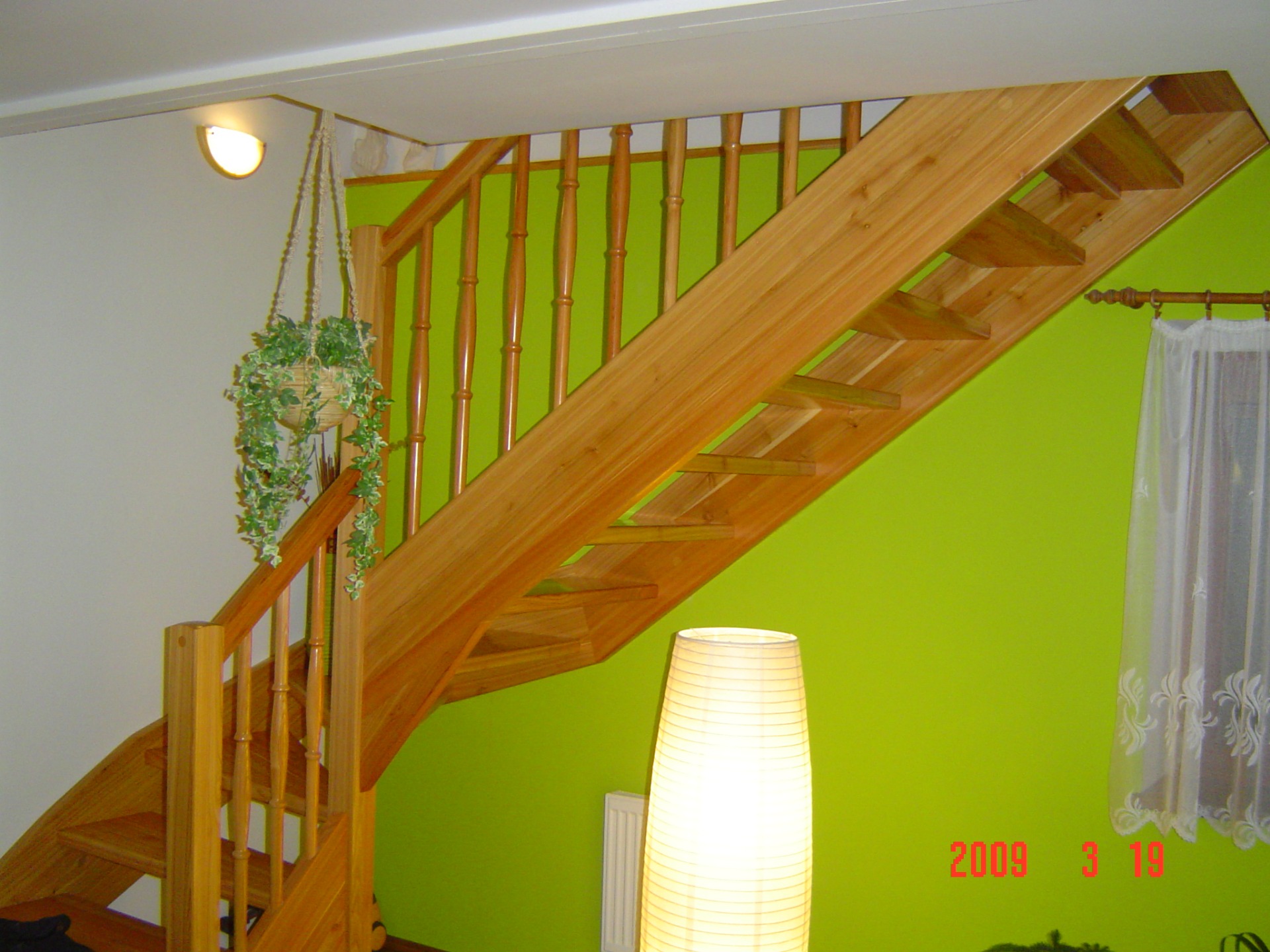 Modřínové samonosné schodiště.