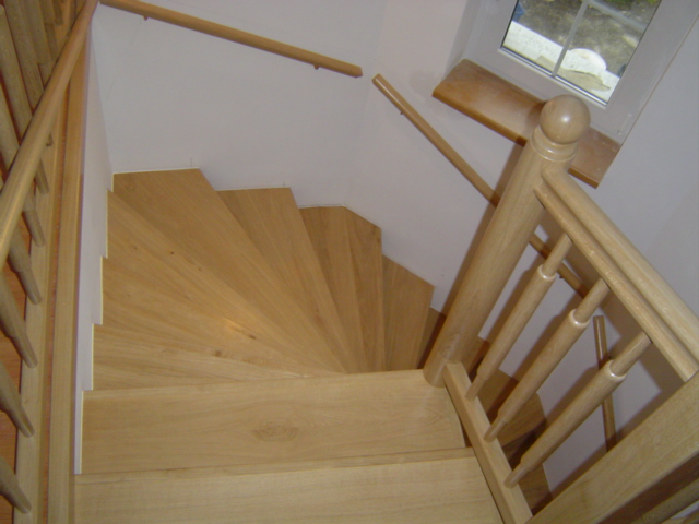 Dubový obklad betonu.