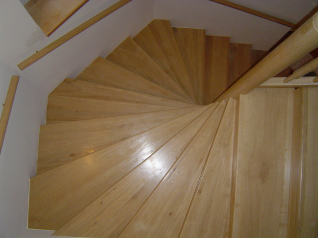 Dubový obklad betonu.