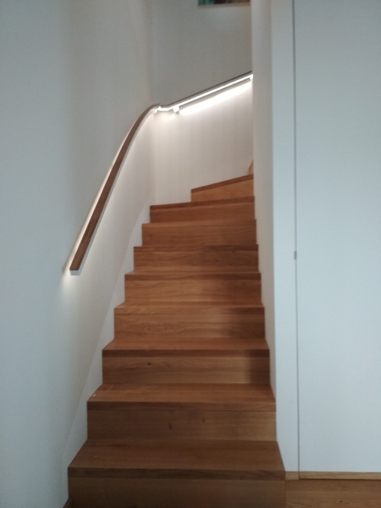 Dubové samonosné schodiště olejované.