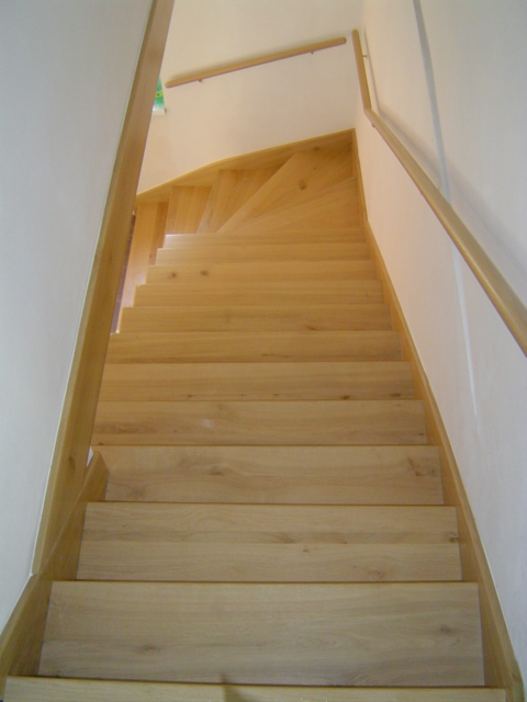 Dubový obklad železné konstrukce.