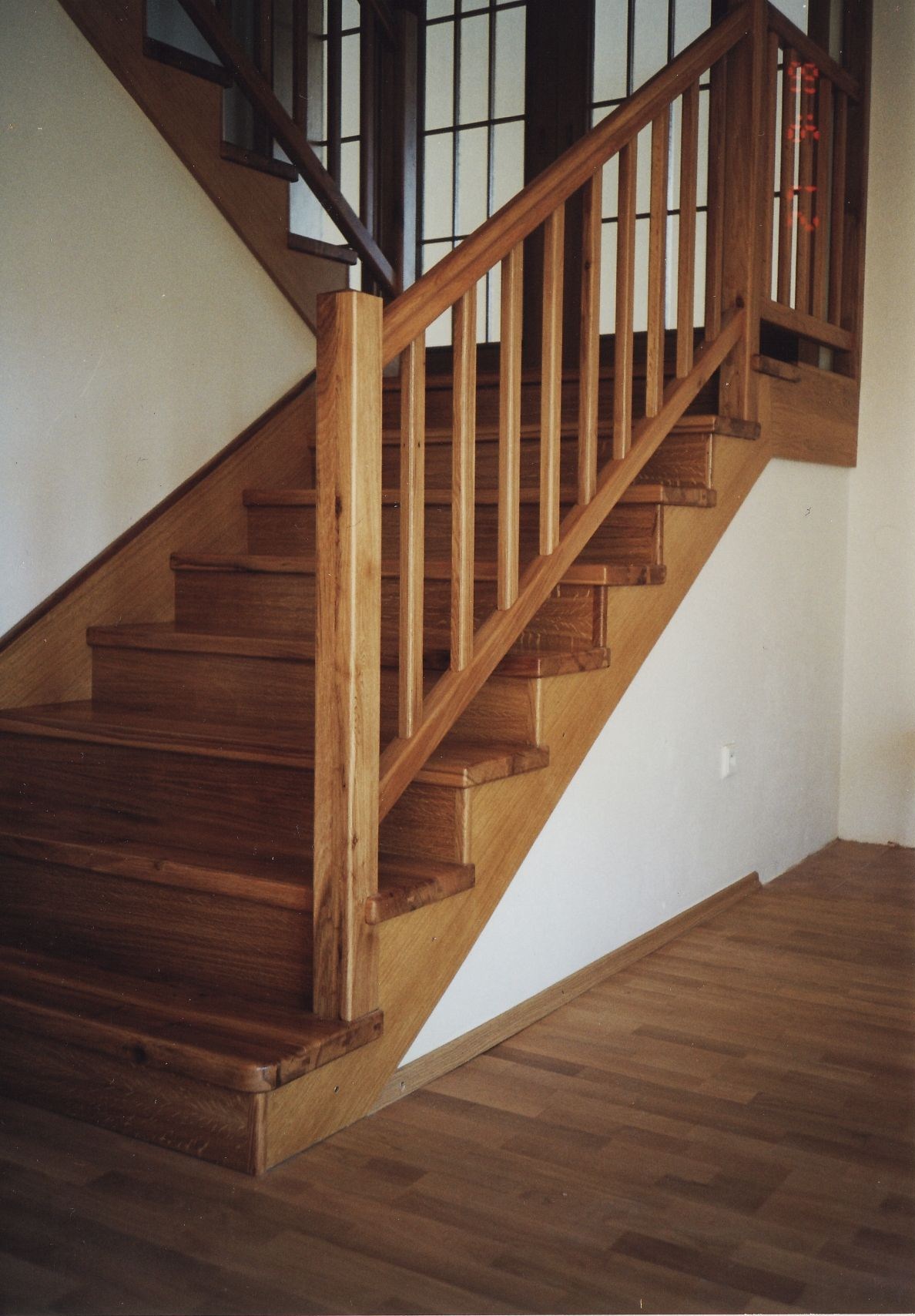 Dubový obklad betonu.