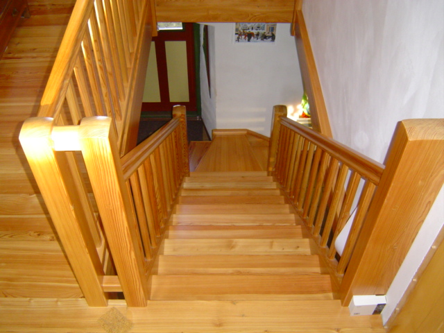 Modřínové samonosné schodiště.